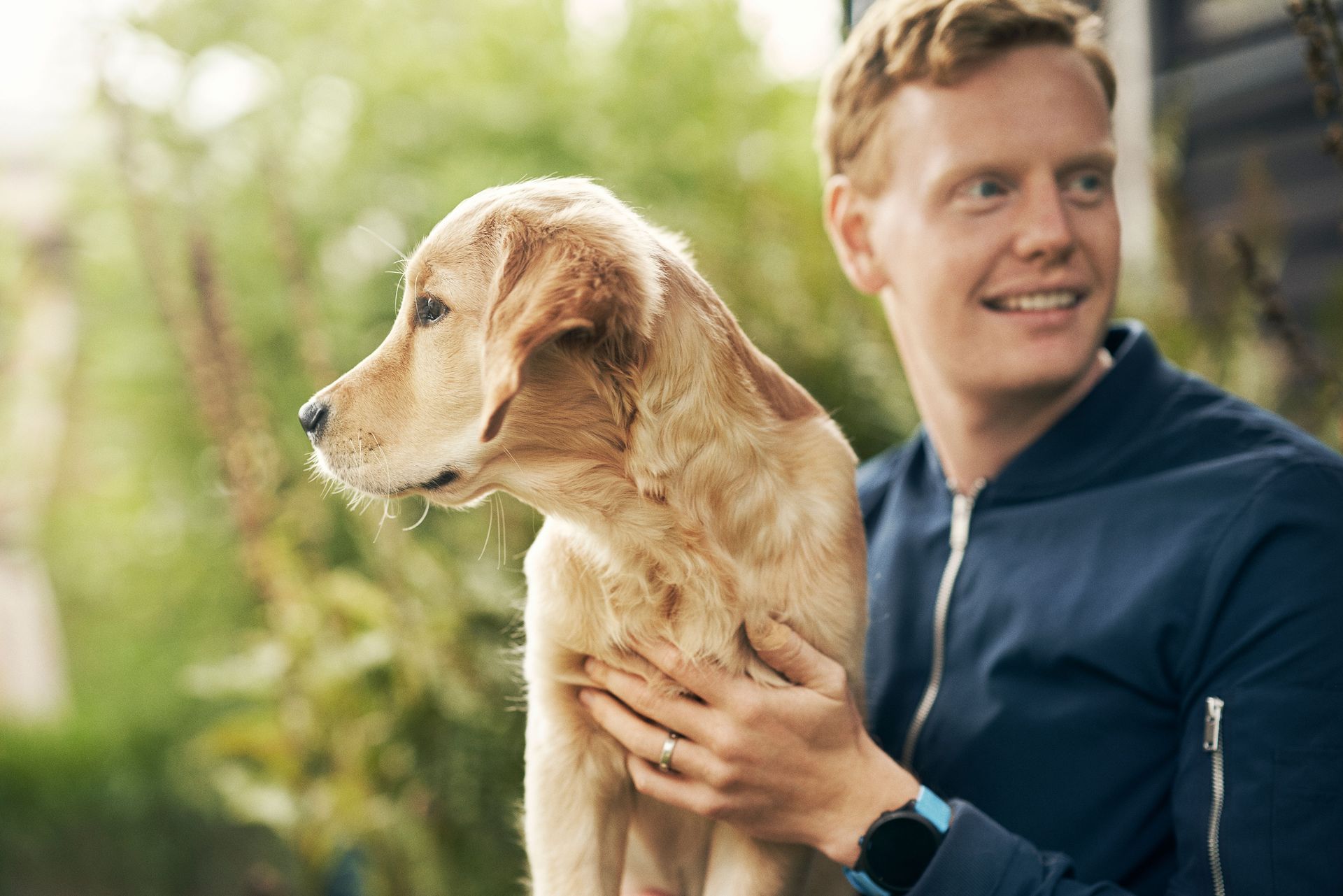 Un garçon caresse un chien dehors