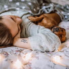 femme qui dort avec son chien