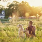 chien et propriétaire dehors