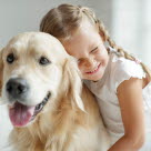 Petite fille faisant un câlin à un chien