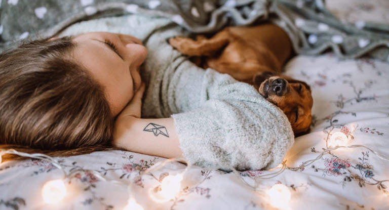 femme qui dort avec son chien